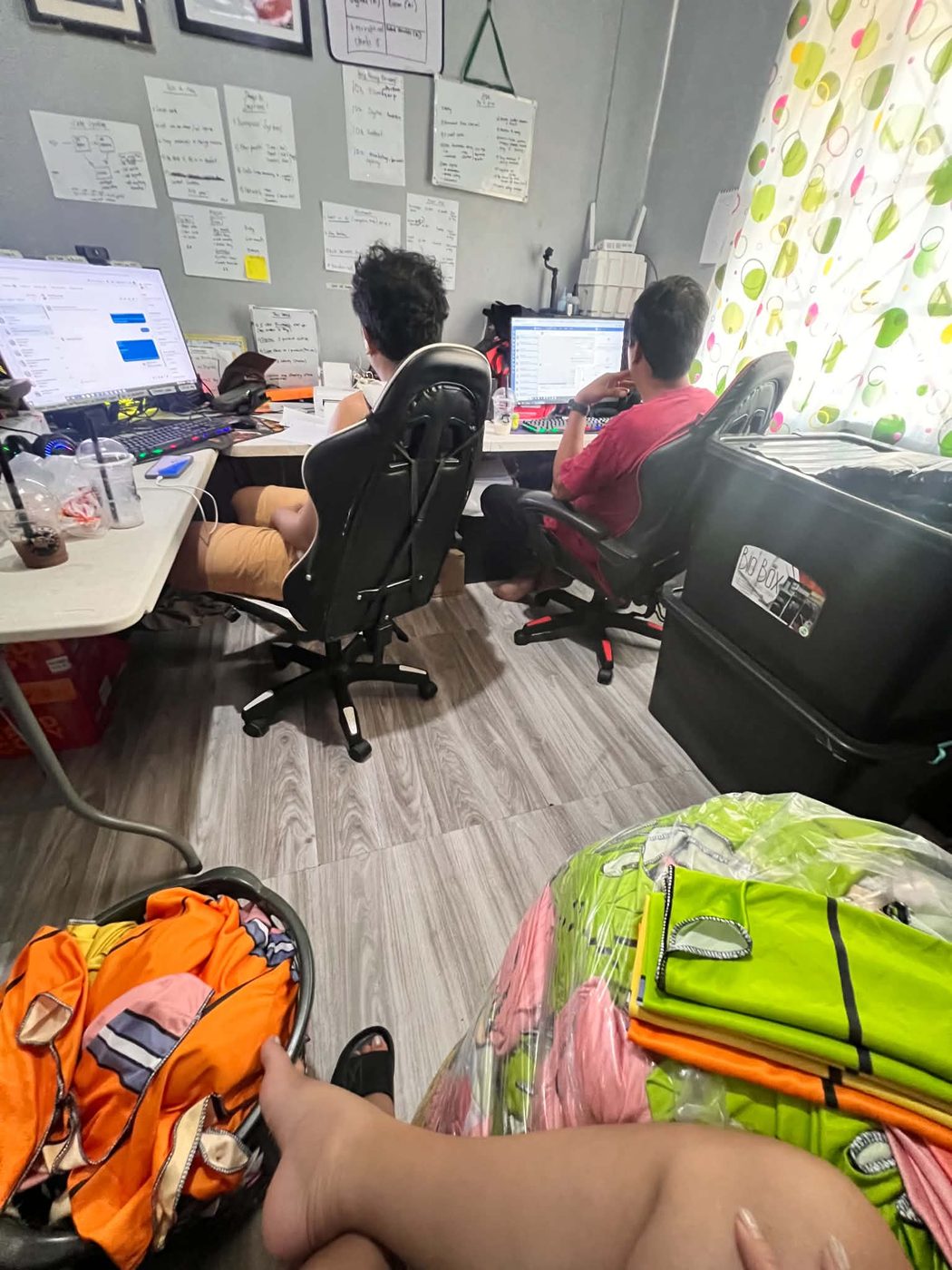 Ang team habang nagtatrabaho
